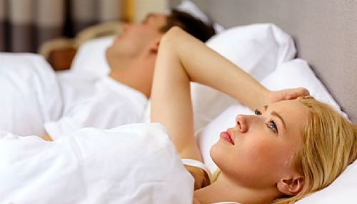 10 maneiras de se erotizar                                 

 Períodos de baixa libido são comuns e podem afetar tanto homens quanto mulheres. Porém, para que a falta de desejo sexual não desapareça completamente da sua vida, é necessário apostar em medidas simples que, ao contrário do que muita gente imagina, não exigem grandes malabarismos na cama ou experimentações ousadas na intimidade.
 Como vencer o cansaço e ter mais tesão

 1. Masturbe-se com mais frequência, mesmo se estiver em um relacionamento fixo. O contato com o próprio corpo ajuda a manter a lembrança de que o prazer sexual não deve ser ignorado ou esqu